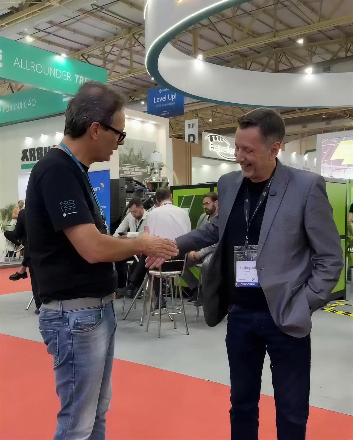 Jean Cardoso e Gustavo Marcelo se cumprimentam ao fim da conversa, no estande do Grupo Alltech.