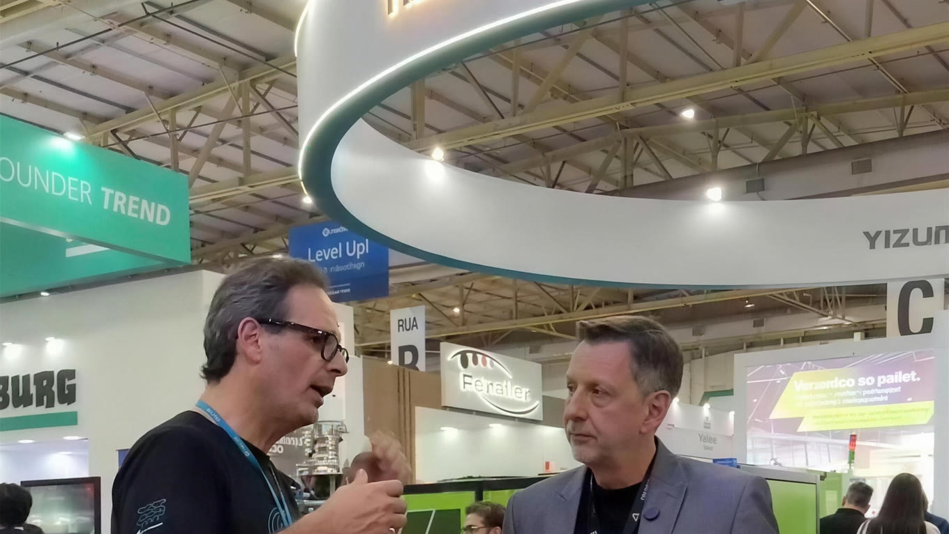 Jean Cardoso, do Grupo Alltech, conversa com Gustavo Marcelo, da ABIMAQ, na Interplast 2026.